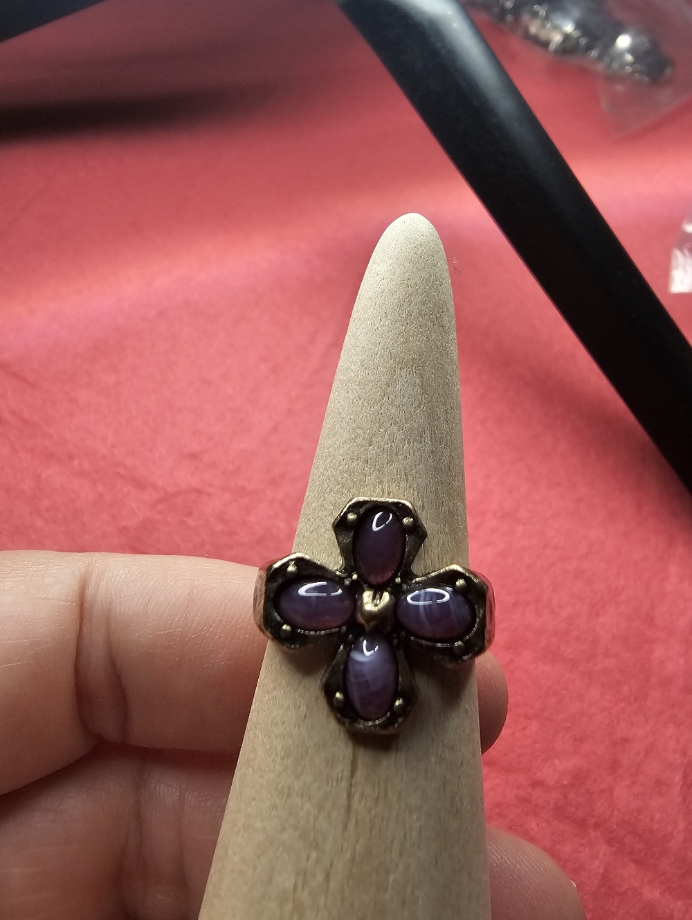 NWT FREE PEOPLE RING .. SIZE 8 ... SAN LUIS RING.. GOLD TONE WITH A PURPLE CENTE